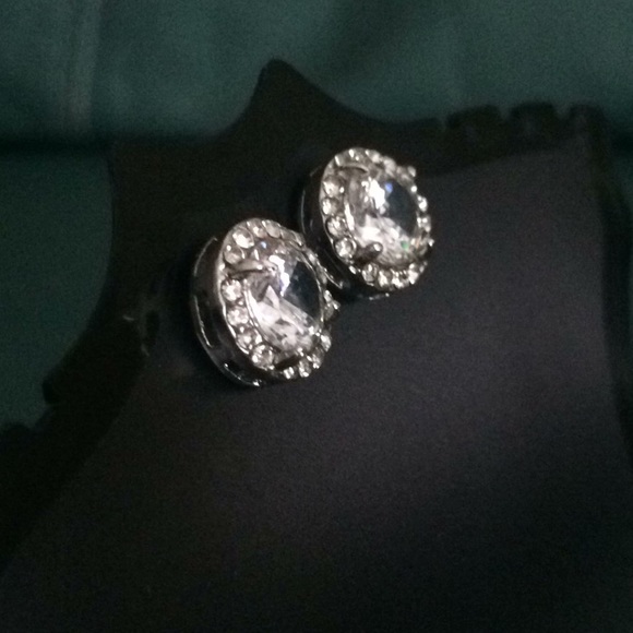 🆕Gorgeous White Sapphire CZ Earrings ⭐️ - Picture 3 of 4